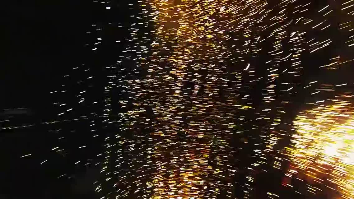 Уникальные кадры, снятые летательным дроном из эпицентра фейерверка