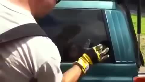 Как разбить стекло автомобиля пальцем