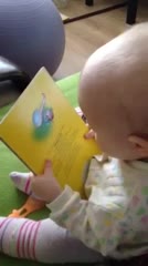 Ребёнку несколько месяцев, а он уже читает )