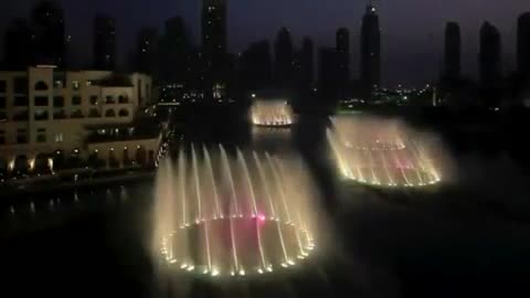 Красивое шоу фонтанов