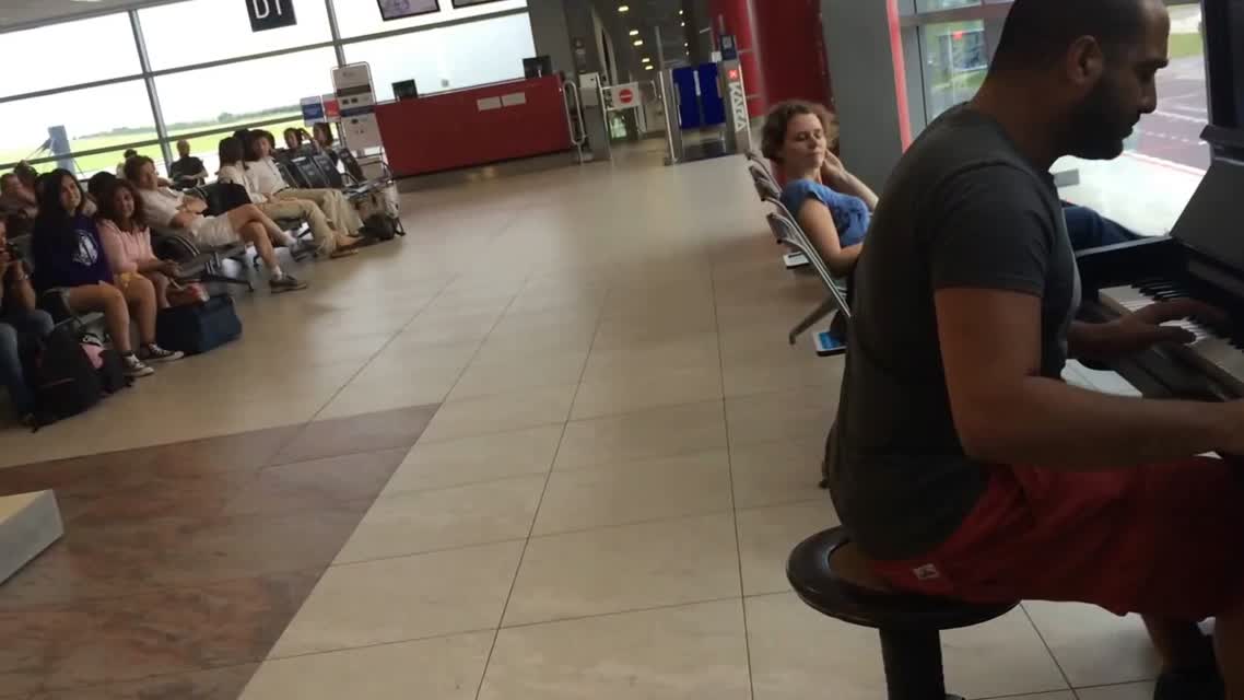 Парень сел за пианино в аэропорту и просто начал играть