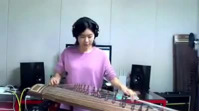 Девушка исполняет песню Джими Хендрикса на корейском народном инструменте - каягым.
