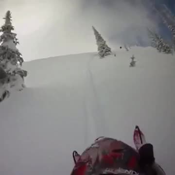 Неудачный прыжок на снегоходе