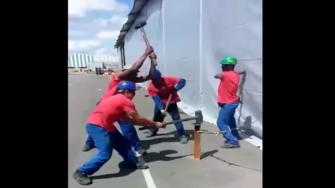Рабочие из Бразилии забивают сваи