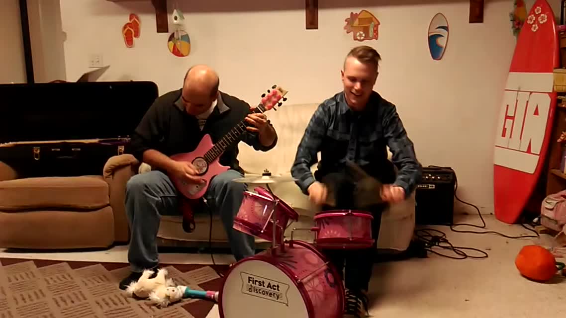 Папа и сын сели за инструменты, подаренные для дочери