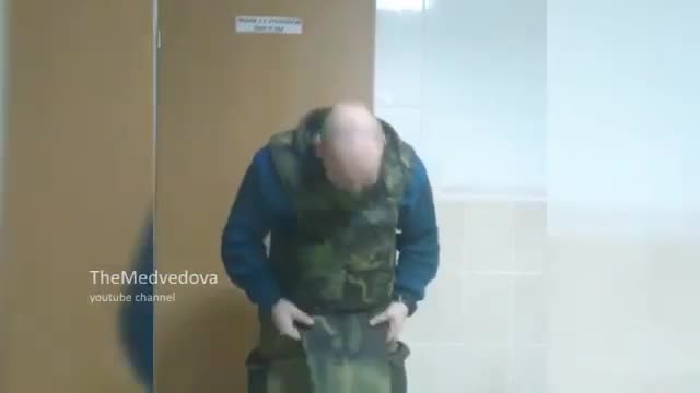 Ополченцы ДНР показывают черепашку