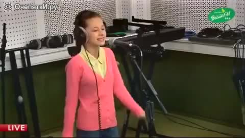 Юная девчушка спела песню Улыбайся