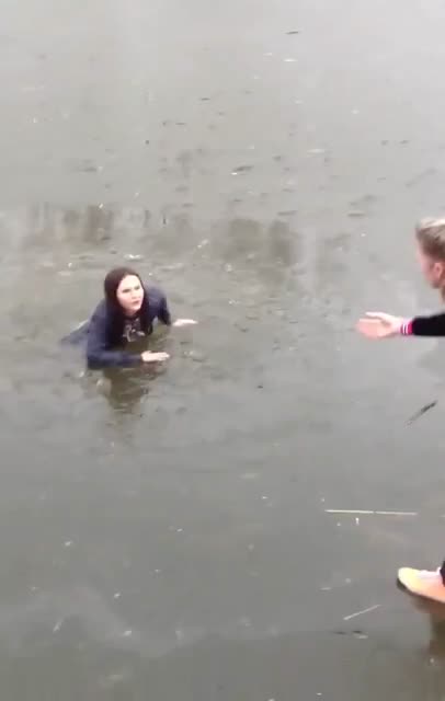 Девки в озере купались