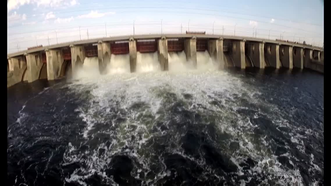 Сброс воды на Жигулёвской ГЭС