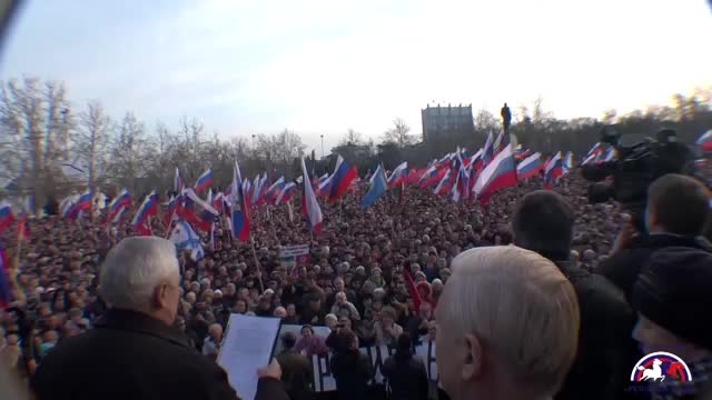 Севастополь! 50 000 горожан поют 'Вставай, страна огромная!'