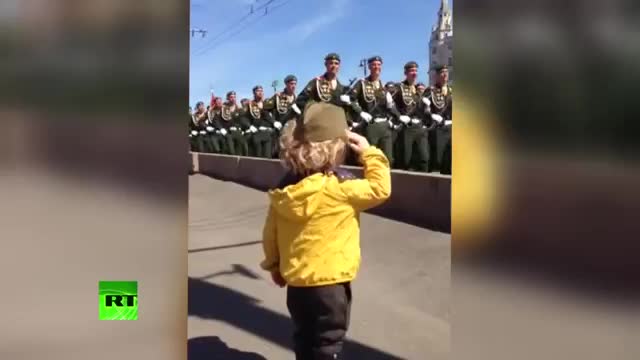 Маленький генерал- на репетиции парада Победы в Москве военные ответили на приветствие юного зрителя