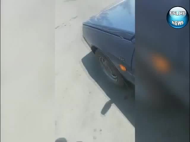 Начальник ГАИ разбивает стекло в автомобиле девушки (Артемовск) 01.06.2015