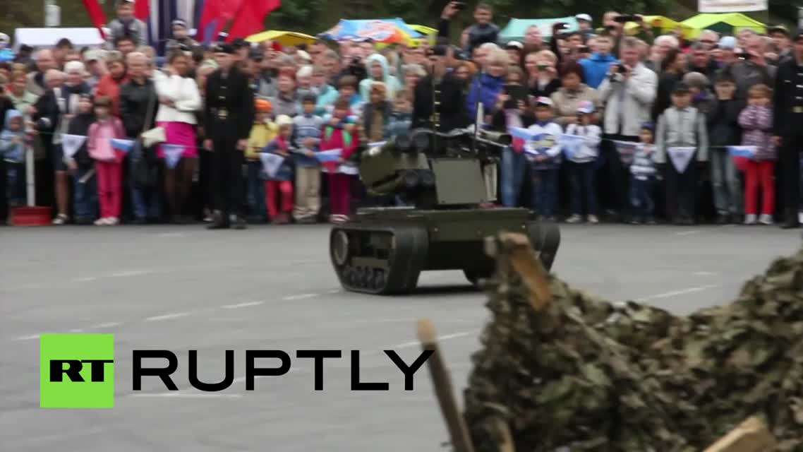 Новый военный робот «Платформа-М» принял участие в праздновании Дня ВМФ на Камчатке