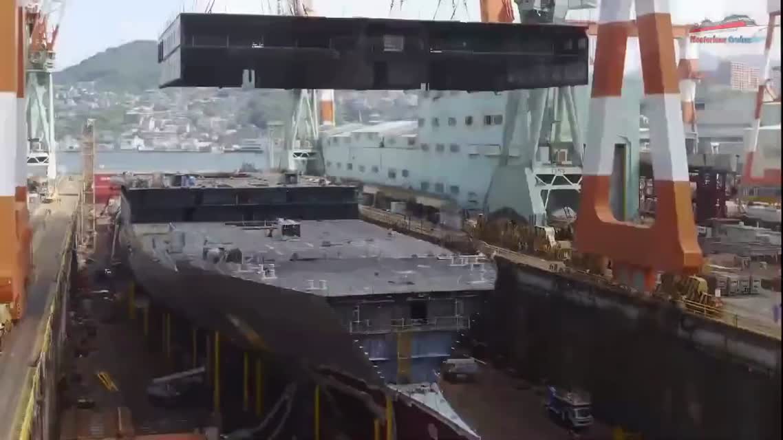Строительство океанского лайнера в ускоренном воспроизведении