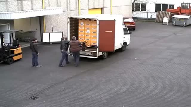 Неудачная выгрузка пива из грузовика
