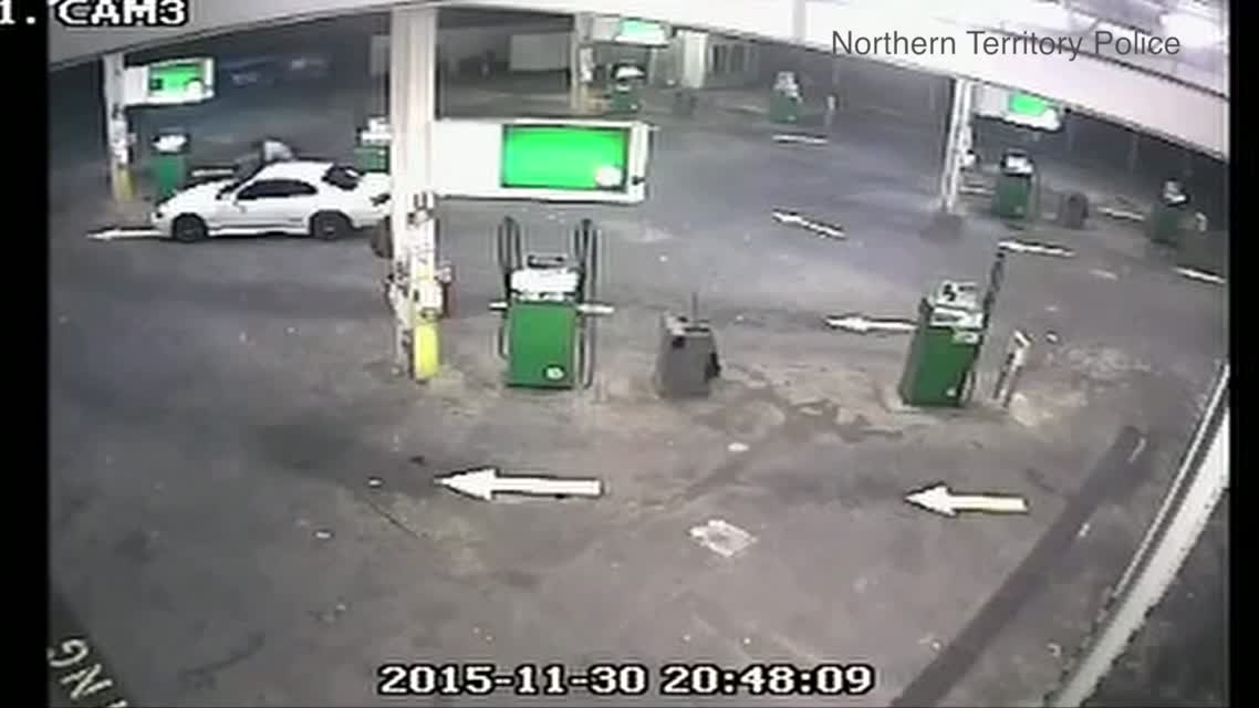 Водитель запрыгивает в машину через окно, чтобы остановить вора