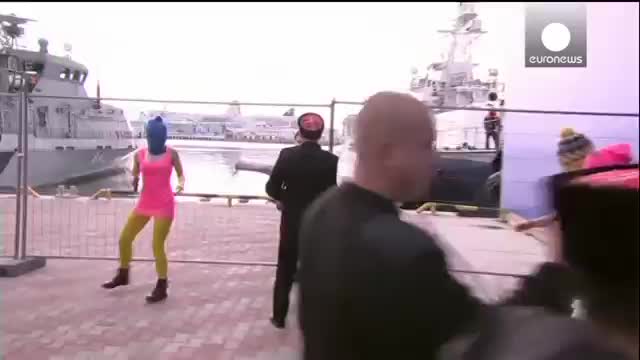 Участниц Pussy Riot в Сочи избили казаки с нагайками