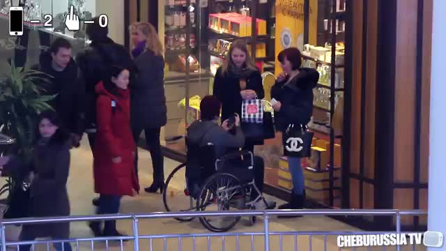 Отношение девушек к инвалидам - Picking up girls on a wheelchair social experiment