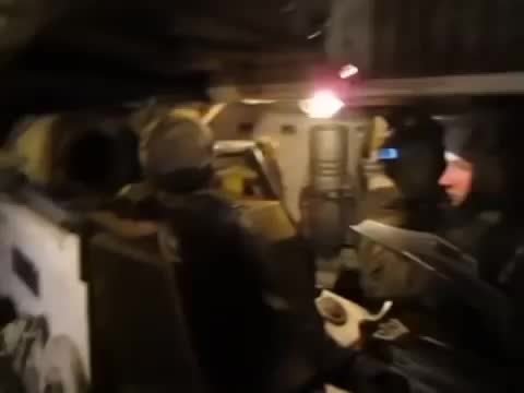 Танки в городе Стрельба из САУ 2С1 Гвоздика Выстрел внутри орудия глазами экипажа