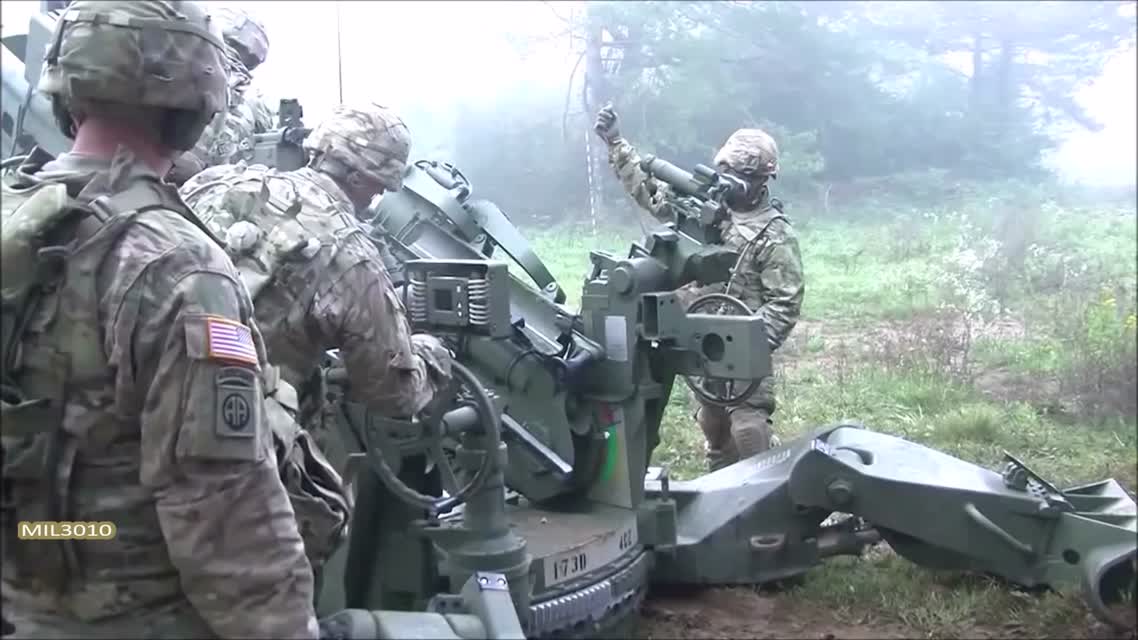 Гаубицы M777 Боевые стрельбы - Американские десантники на полигоне в Словении