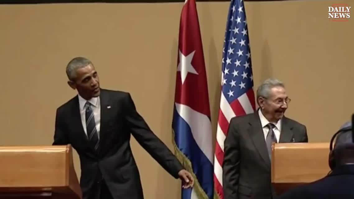 Рауль Кастро не позволил Обаме похлопать себя по плечу