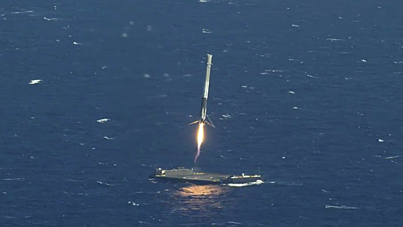 SpaceX Falcon 9 впервые успешно села на плавучую платформу