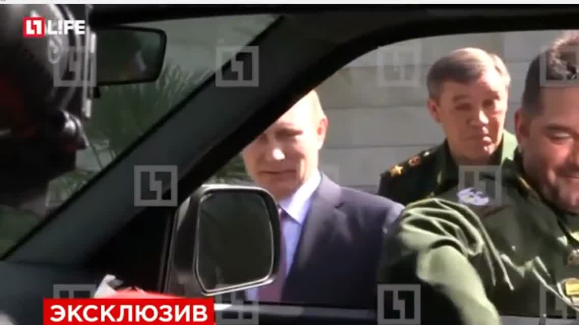 Генерал отломал ручку двери, показывая Путину военный «УАЗ-Патриот»