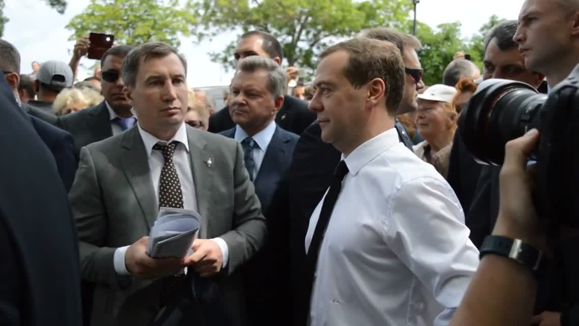 Медведев крымским пенсионерам ДЕНЕГ НЕТ, НО ВЫ ДЕРЖИТЕСЬ!