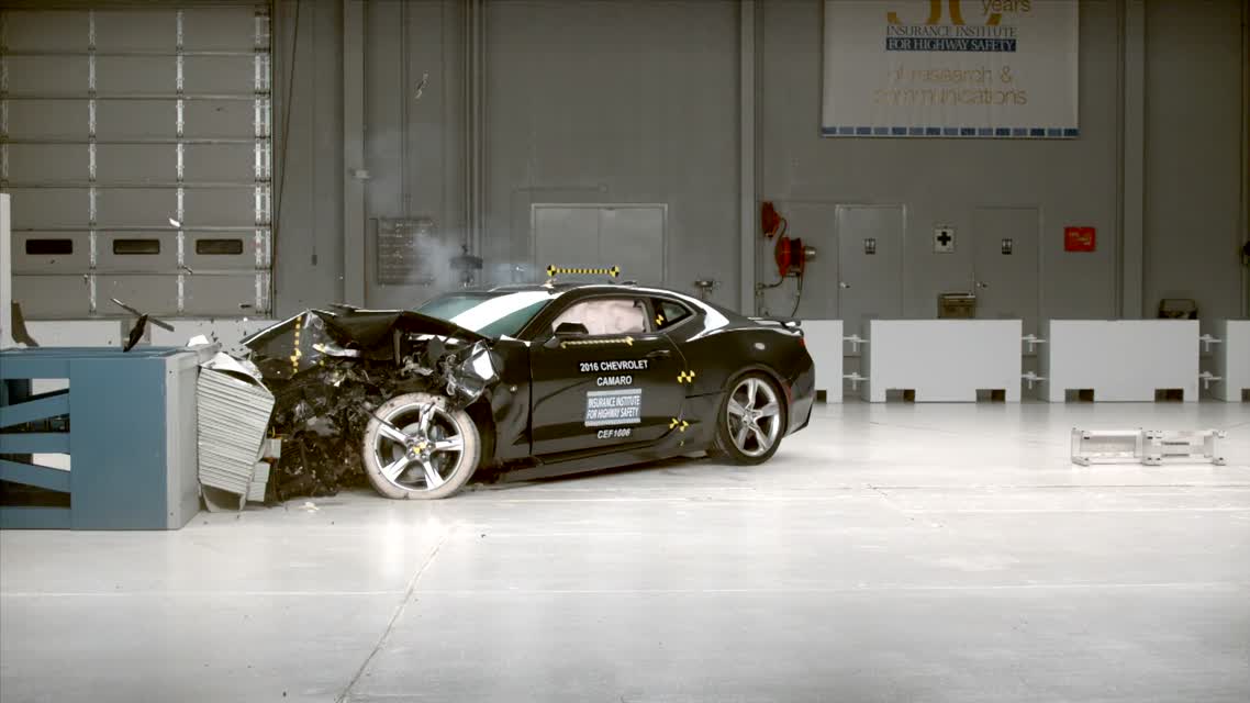 2016 Chevrolet Camaro moderate overlap IIHS crash test