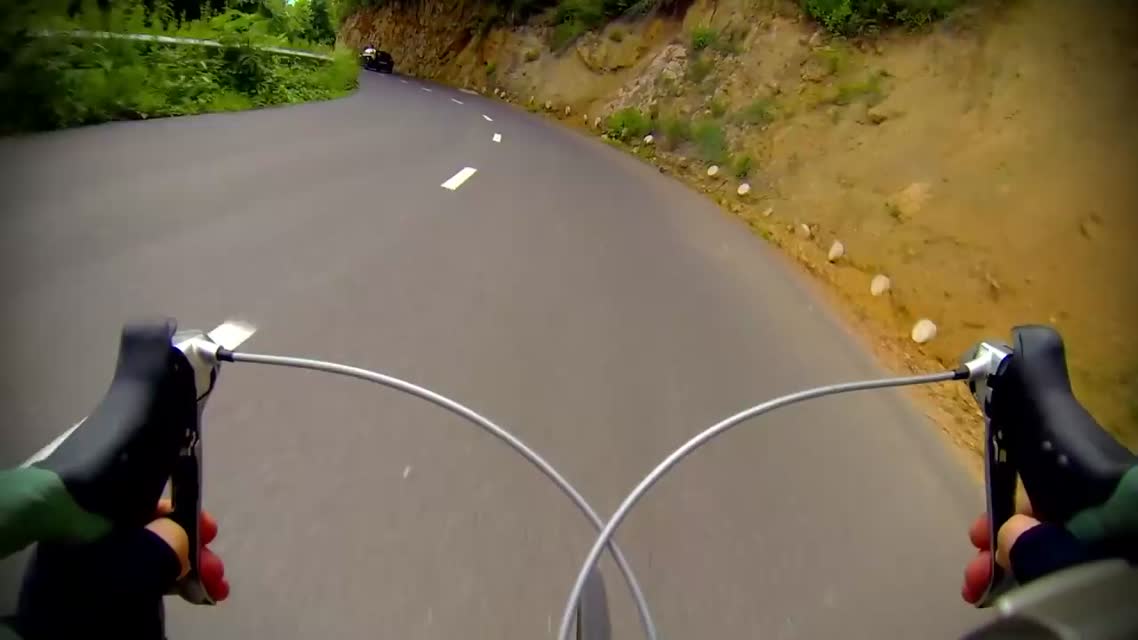 Extreme downhill Road Biking Passing 3 cars Downhill Bianchi