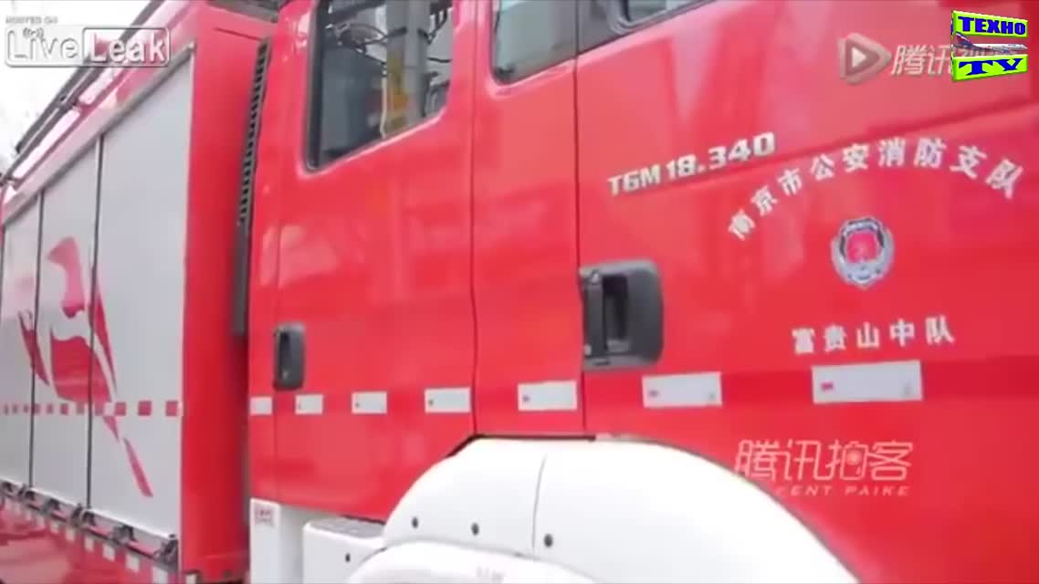 Пожарный автомобиль с двумя кабинами