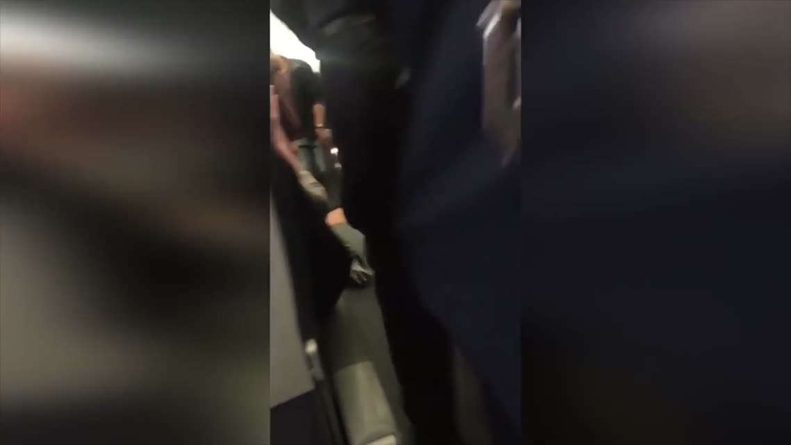 Пассажира в США волоком вытащили из самолета