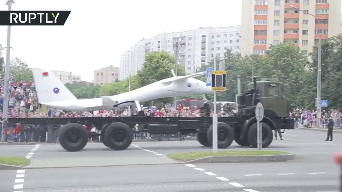 В Минске День независимости отметили парадом с участием тракторов, диванов и стиральных машин